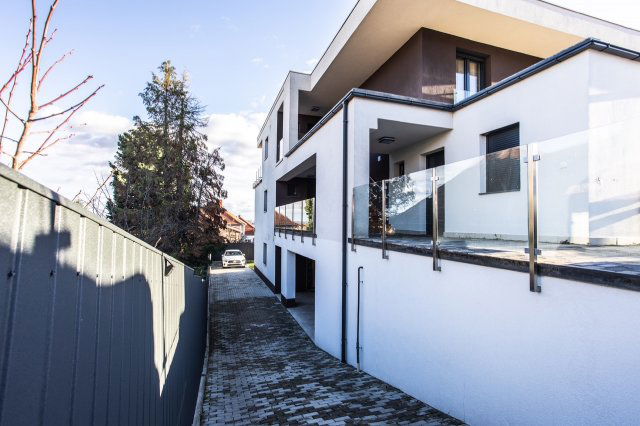 Eladó téglalakás, Pécsett, Jakabhegyi úton 132.9 M Ft, 3 szobás