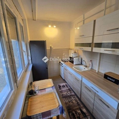 Eladó panellakás, Kecskeméten 52.9 M Ft, 2 szobás