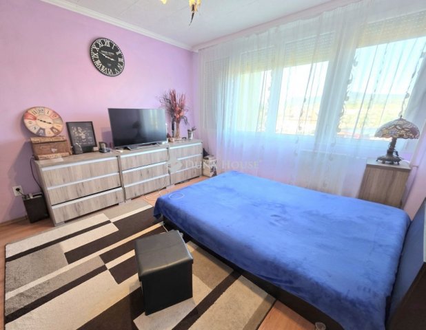 Eladó panellakás, Vácon 58 M Ft, 2 szobás / költözzbe.hu