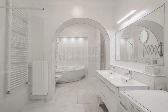 Eladó téglalakás, Pécsett 120 M Ft, 4 szobás