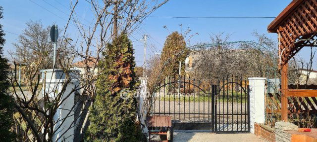 Eladó családi ház, Újszászon 30 M Ft, 1+3 szobás