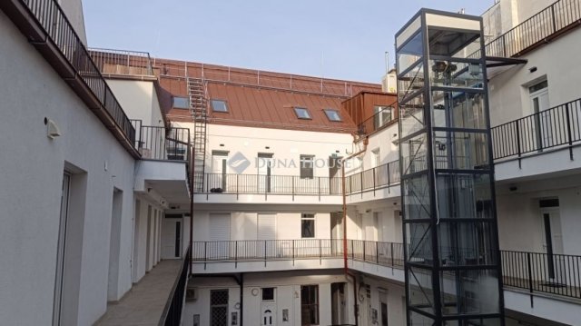 Eladó téglalakás, Budapesten, VI. kerületben 79.9 M Ft, 1 szobás
