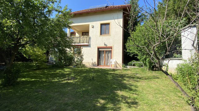 Eladó családi ház, Budakeszin 214 M Ft, 10 szobás