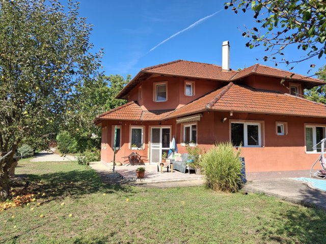 Eladó családi ház, Velencén 122.9 M Ft, 4+1 szobás