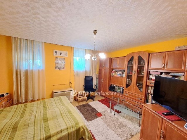 Eladó családi ház, Szolnokon 29.99 M Ft, 2 szobás