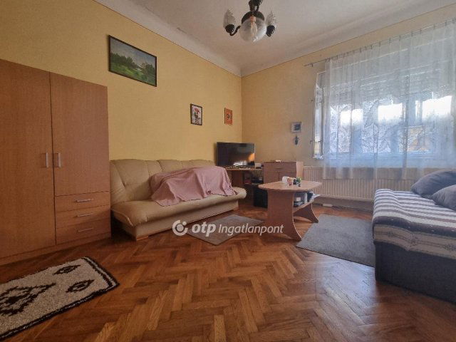 Eladó téglalakás, Pápán 26.95 M Ft, 2 szobás