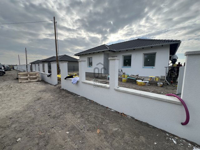 Eladó ikerház, Kiskunlacházán 70 M Ft, 4 szobás