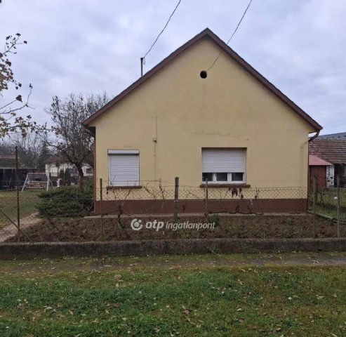 Eladó családi ház, Solton 25 M Ft, 3 szobás