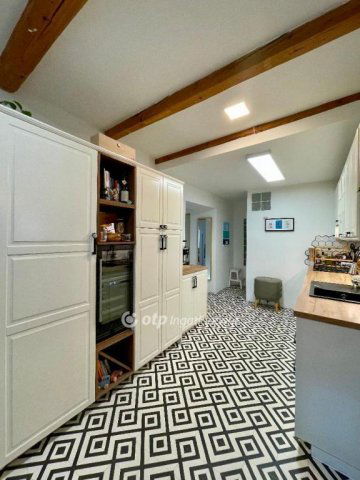 Eladó családi ház, Veszprémben 159 M Ft, 7 szobás