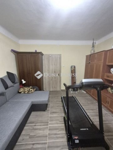 Eladó családi ház, Pécsett 79.9 M Ft, 6 szobás