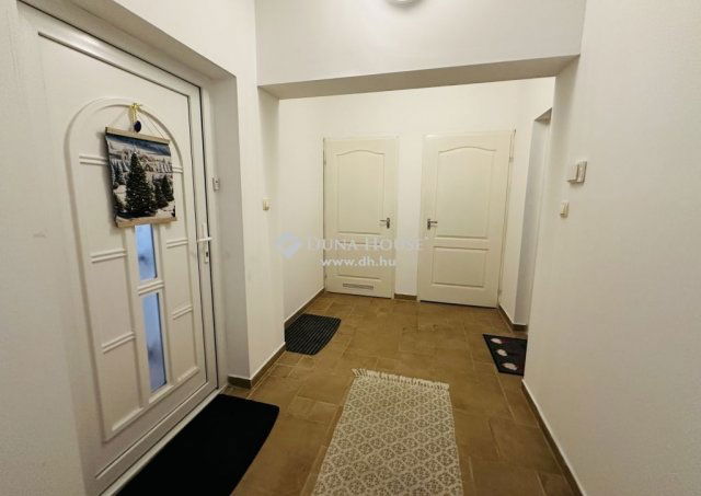 Eladó családi ház, Pilismaróton 238.1 M Ft, 12 szobás