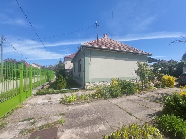 Eladó családi ház, Esztergomban 42.5 M Ft, 2 szobás
