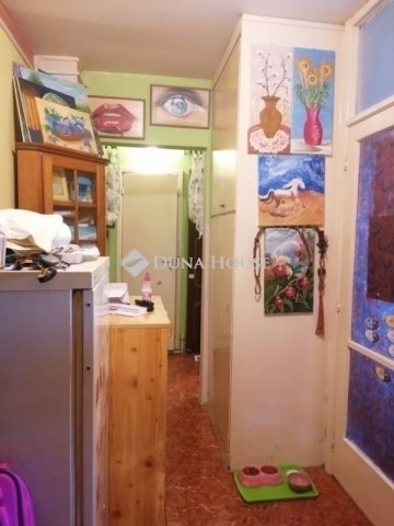 Eladó panellakás, Pécsett 43.99 M Ft, 3 szobás