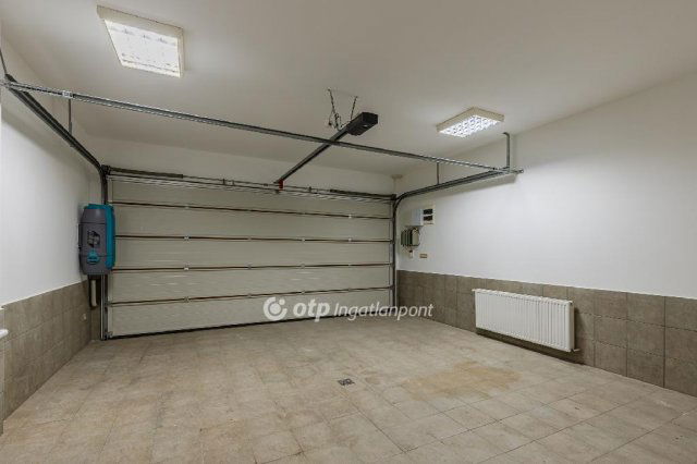 Eladó családi ház, Telkin 399.9 M Ft, 6 szobás