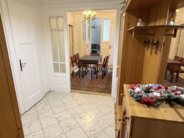 Eladó téglalakás, Budapesten, VII. kerületben, Almássy téren