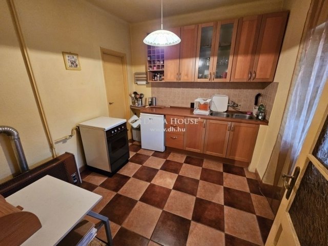 Eladó családi ház, Vecsésen 109.98 M Ft, 6 szobás