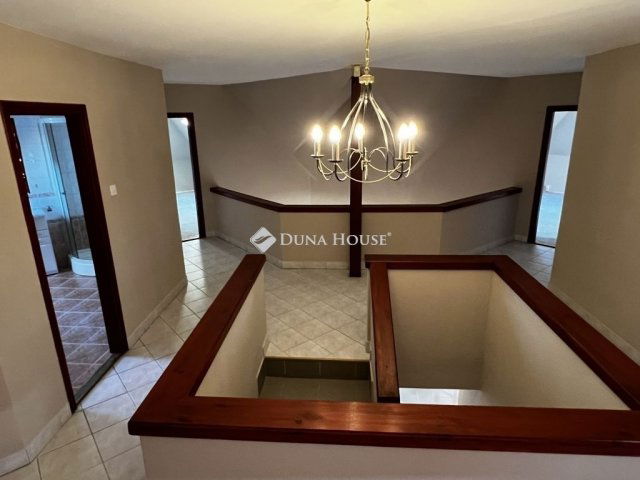 Eladó családi ház, Dunaújvárosban 119.9 M Ft, 7 szobás