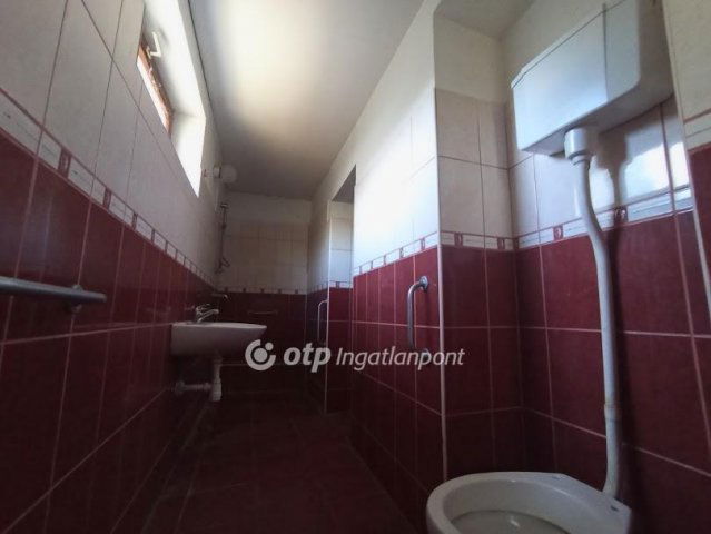 Eladó családi ház, Adácson 9.299 M Ft, 2 szobás