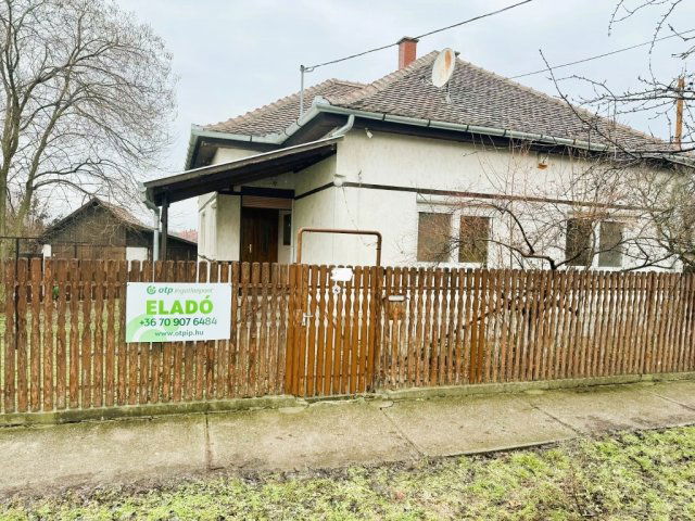 Eladó családi ház, Mezőtúron 28 M Ft, 2 szobás