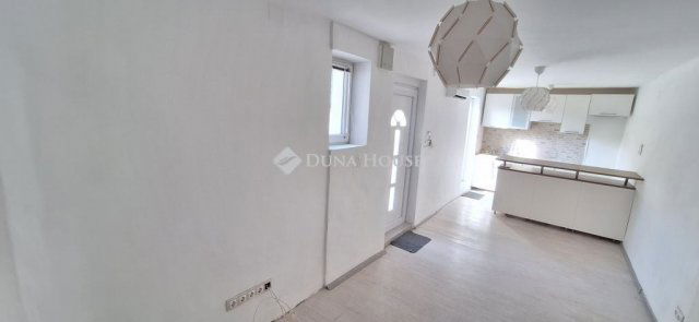Eladó téglalakás, Pécsett 24.5 M Ft, 2 szobás
