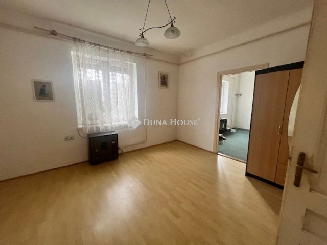 Eladó családi ház, Pécsett 56.9 M Ft, 5 szobás