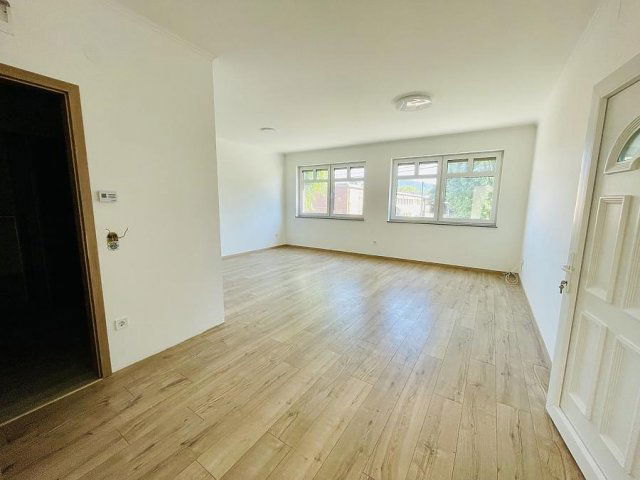 Eladó téglalakás, Vácon 550 M Ft, 12 szobás