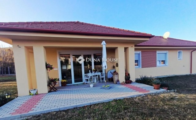 Eladó családi ház, Dunabogdányban 135 M Ft, 3 szobás