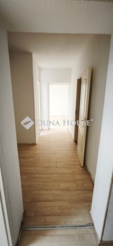 Eladó téglalakás, Dunaújvárosban 34 M Ft, 3 szobás
