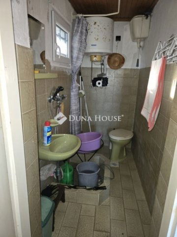 Eladó nyaraló, Pécsett 15 M Ft, 2 szobás / költözzbe.hu