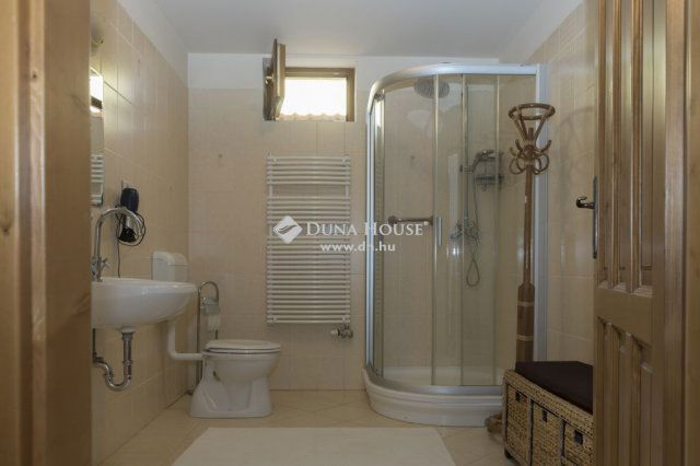 Eladó családi ház, Gödön 225 M Ft, 7 szobás