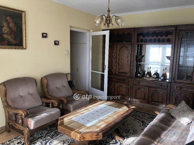 Eladó panellakás, Ajkán 42.5 M Ft, 1+2 szobás