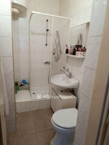 Eladó családi ház, Újpetrén 40 M Ft, 8 szobás