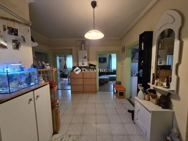 Eladó családi ház, Pécsett 119.9 M Ft, 6 szobás