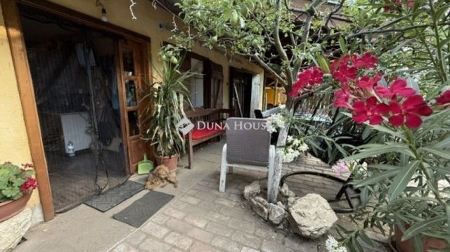 Eladó családi ház, Vecsésen 108 M Ft, 2 szobás