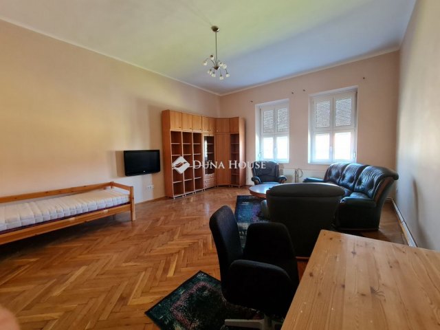 Kiadó téglalakás, albérlet, Pécsett 140 E Ft / hó, 2 szobás