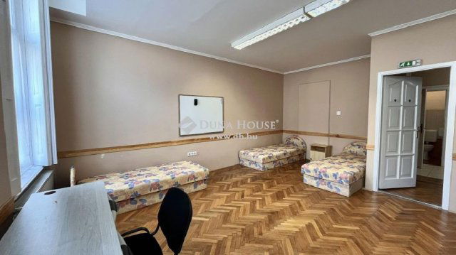 Eladó téglalakás, Szombathelyen 60 M Ft, 4 szobás