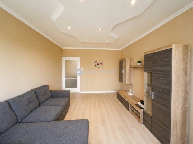 Eladó panellakás, Szegeden 62 M Ft, 3 szobás