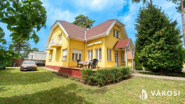 Eladó családi ház, Siófokon 279.9 M Ft, 12 szobás