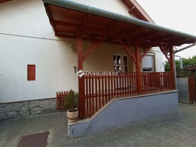 Eladó családi ház, Esztergomban 135 M Ft, 6 szobás