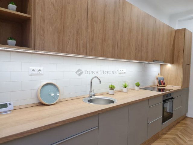 Eladó téglalakás, Pécsett, Surányi Miklós úton 85.9 M Ft