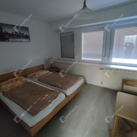 Eladó téglalakás, Celldömölkön 36.5 M Ft, 4 szobás