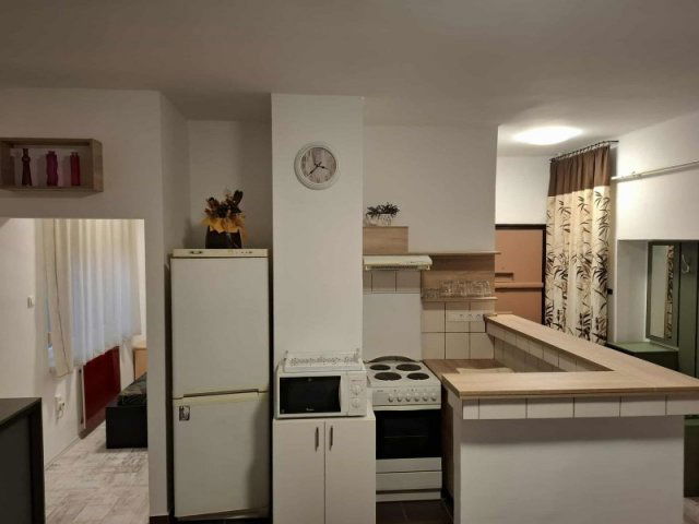 Kiadó téglalakás, albérlet, Pécsett, Petőfi utcában, 2 szobás