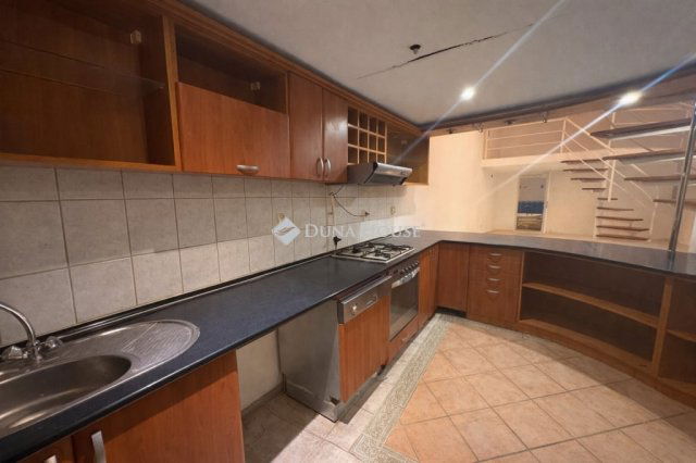 Eladó téglalakás, Budapesten, VI. kerületben 79.9 M Ft, 1 szobás