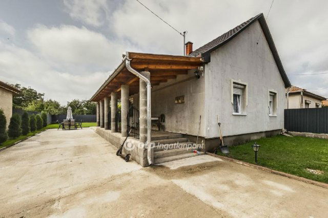 Eladó családi ház, Besenyőtelken 26 M Ft, 2 szobás