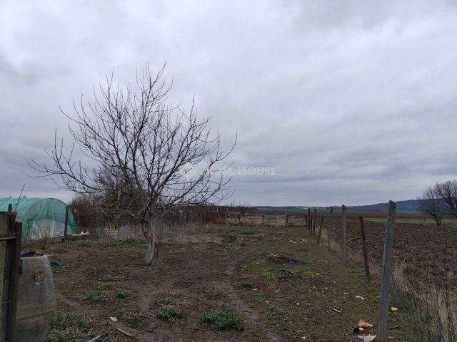 Eladó családi ház, Garén 14 M Ft, 2 szobás