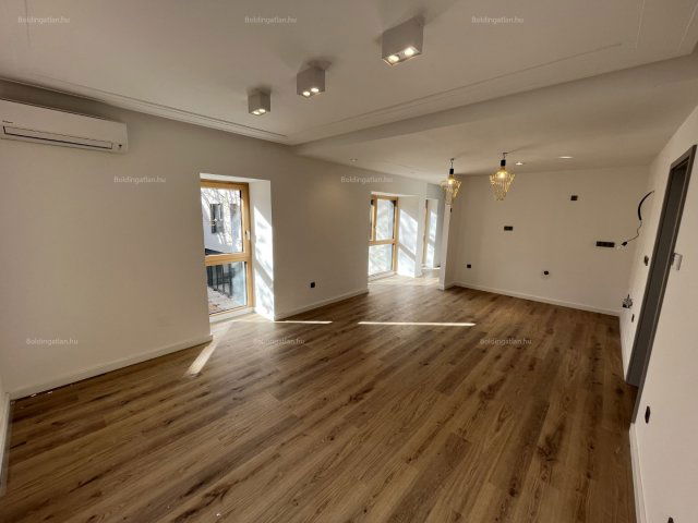 Eladó téglalakás, Siófokon 81 M Ft, 2 szobás