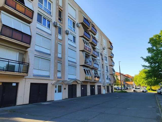Eladó panellakás, Szekszárdon 35.5 M Ft, 2 szobás