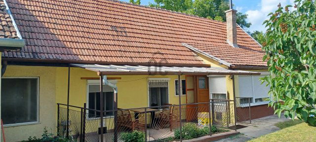 Eladó családi ház, Pécelen 37.9 M Ft, 2 szobás