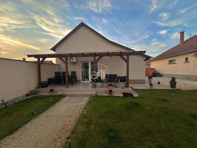 Eladó családi ház, Sándorfalván 79.9 M Ft, 2+1 szobás