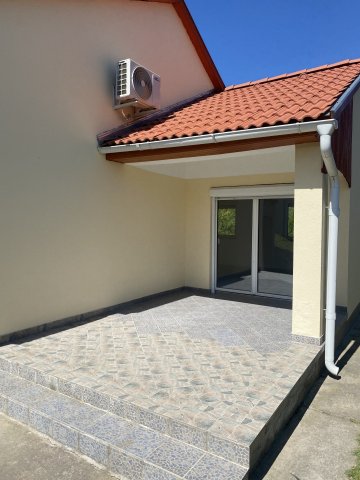 Eladó családi ház, Nyúlon 67.9 M Ft, 2 szobás